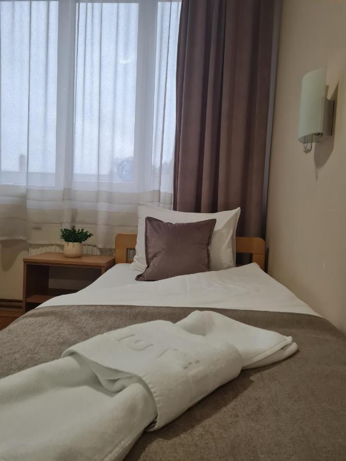 Garni Hotel Alma 피로트 외부 사진